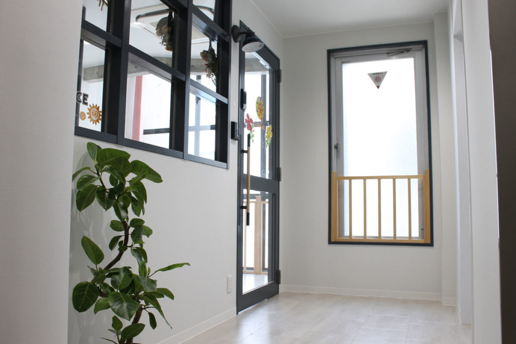 大きな窓から日光が差し込む明るいエントランス、オートロック完備。