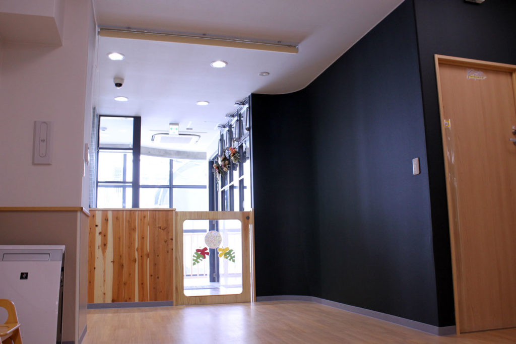 大きな黒板の壁に万が一お口に入っても安全なチョークでたくさんお絵かき♫