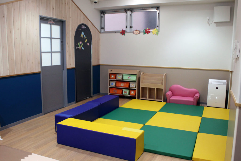 0歳クラスと1~3歳クラスで遊びのスペースを分けています。