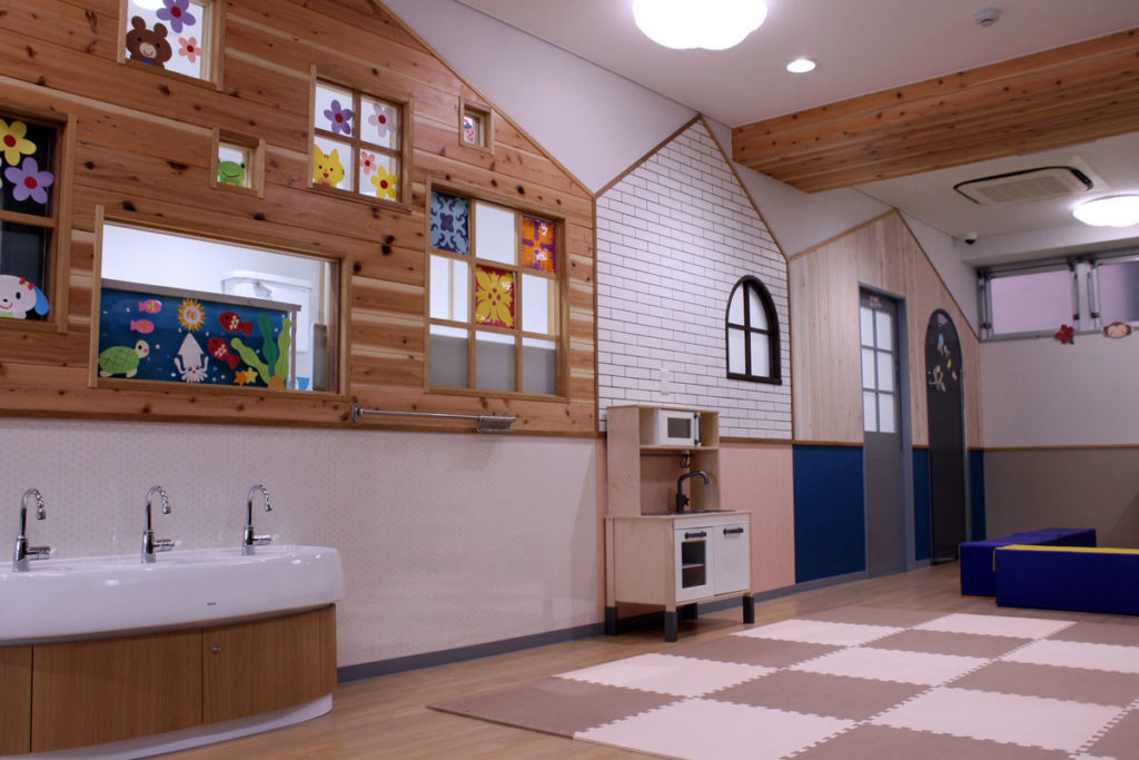 内装の壁は、お庭で遊んでいるような感覚で、家の形をイメー ジしたデザイン