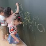 大きい黒板にお絵かき｜大阪・上本町の保育園レオラ