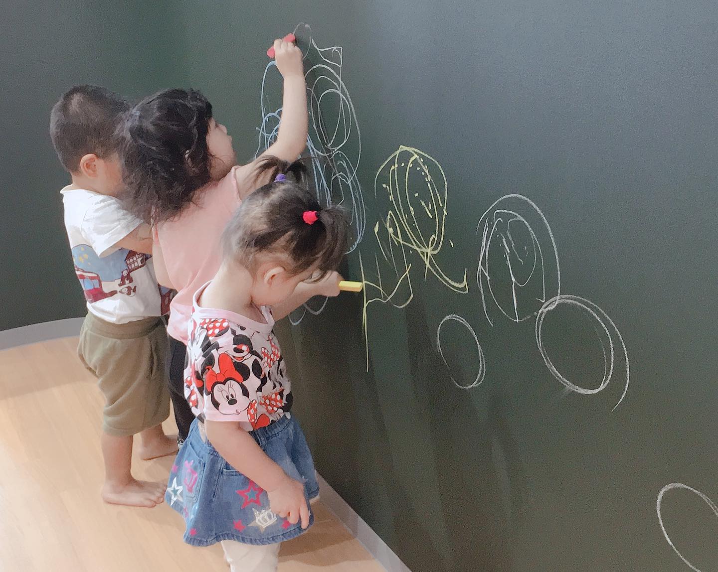 大きい黒板にお絵かき｜大阪・上本町の保育園レオラ