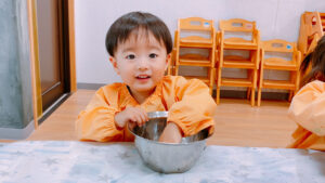 寒天や氷で感触遊び！｜大阪・上本町の保育園レオラ