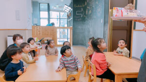 みんなで秋の味覚「きのこ」をほぐしました!|大阪・上本町の保育園レオラ